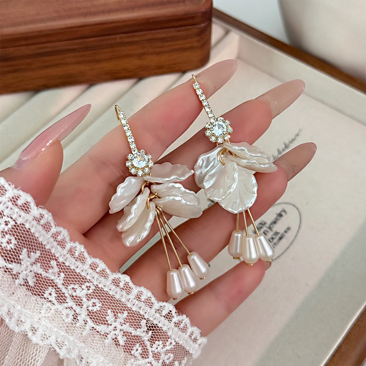 Boucles d'oreilles à pampilles en forme de fleur pour femmes, crochet d'oreille incrusté de Zircon à la mode, accessoires polyvalents simples haut de gamme