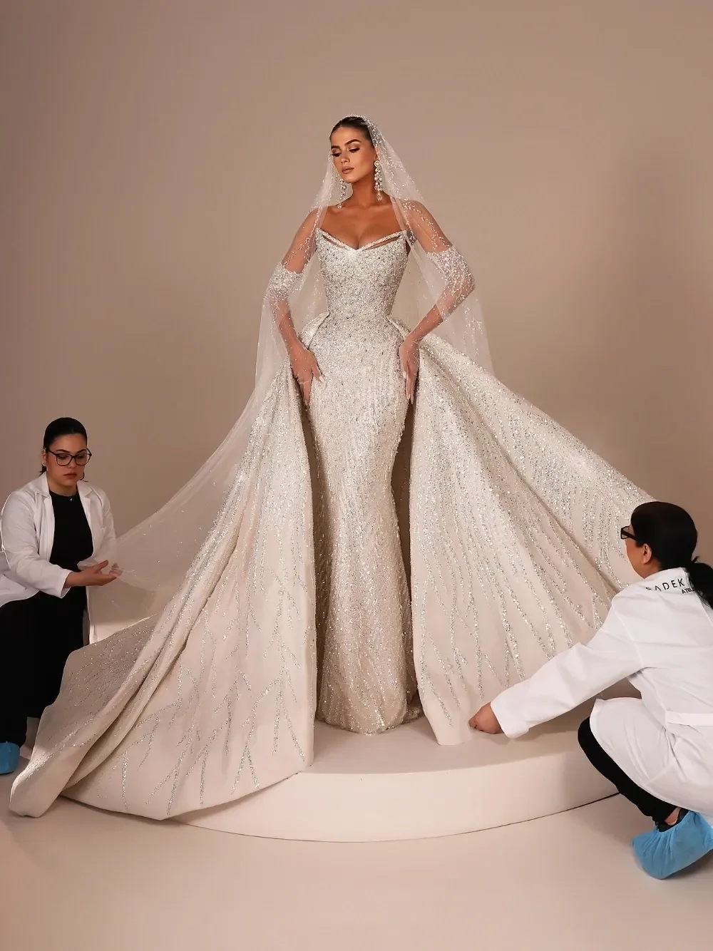 Customized Sweetheart Sparkly Beads Sequins  Wedding Dress with Detachable Train Vestidos De Noiva African Charming Bridal Gown