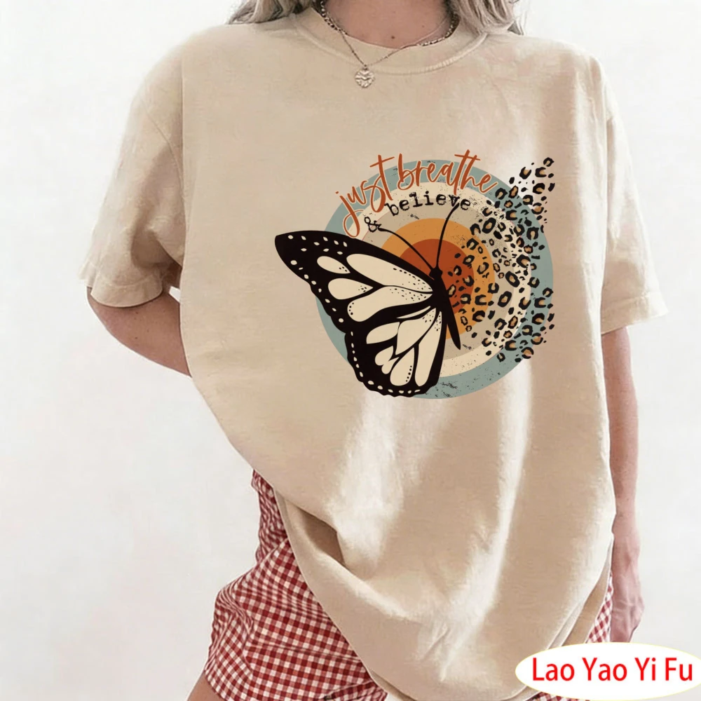 Camiseta Just Breathe and Believe, camisetas con estampado de mariposas, camisetas estéticas de mariposas, camisetas para amantes de las mariposas, ropa moderna para mamás