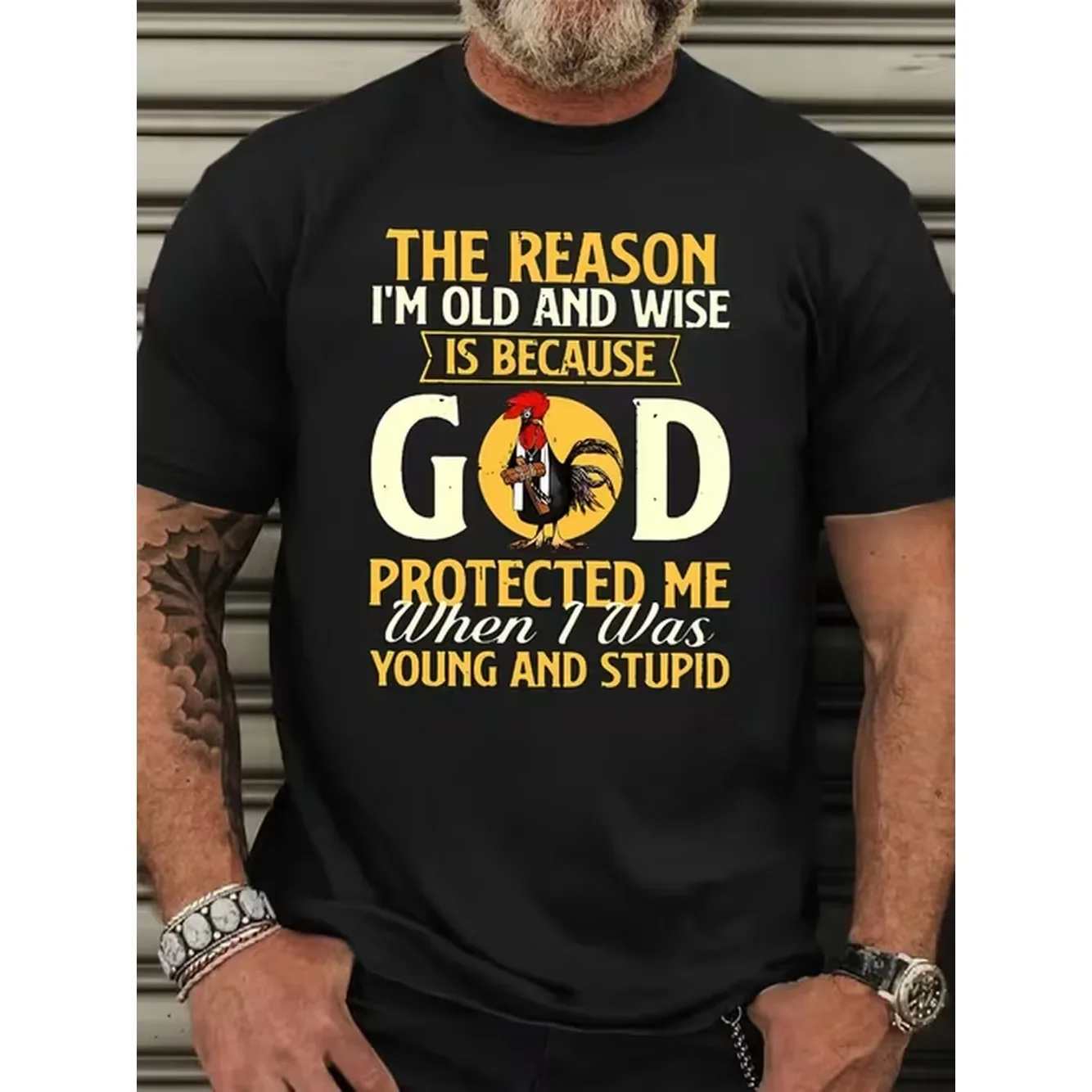 Camiseta Protectora para Hombre Tallas Grandes con Diseño Gráfico de Gallo y Frase Inspiradora: Soy Viejo y Sano, Dios me Protege y soy Estúpedo. Gran Regalo para Animar en Ocasiones Informales.