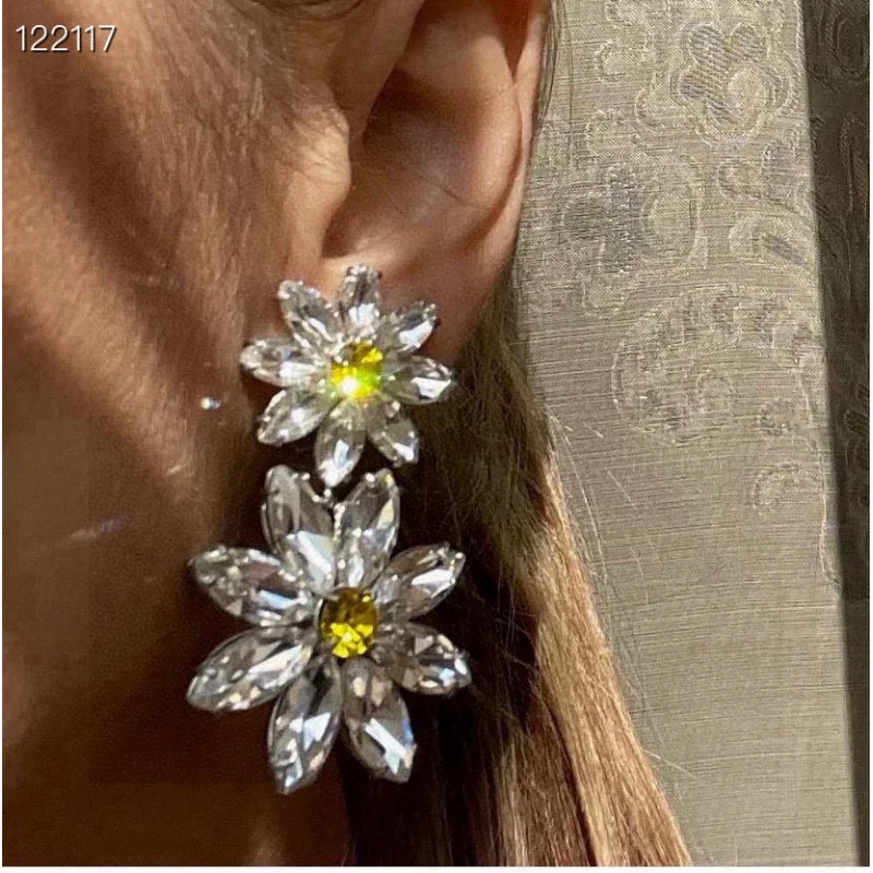 

High-end Wholesale Niche Retro Luxury Full Diamond Daisy Flower High-end Earrings Ear Clips