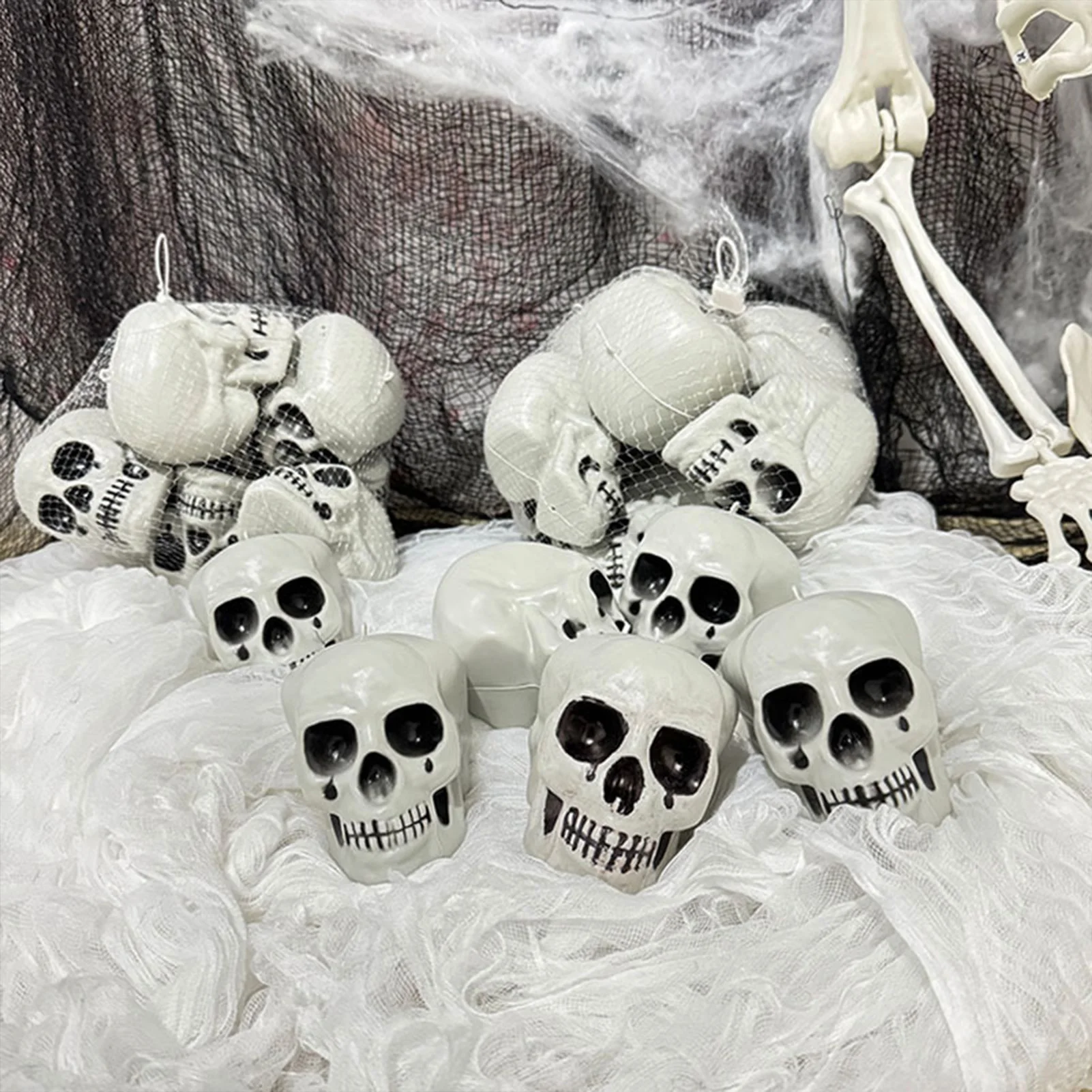 

6/8pcs Skull Head Ornament Artificial Simulated Resin Skull Pendant For Indoor Outdoor Decoration 2025 Halloween Party Decors