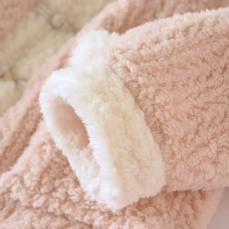 جديد خريف/شتاء 2025 بيجامات نسائية من الفلانيل برقبة على شكل حرف v سميكة ودافئة بأكمام طويلة سترة فضفاضة للمنزل قطعة واحدة