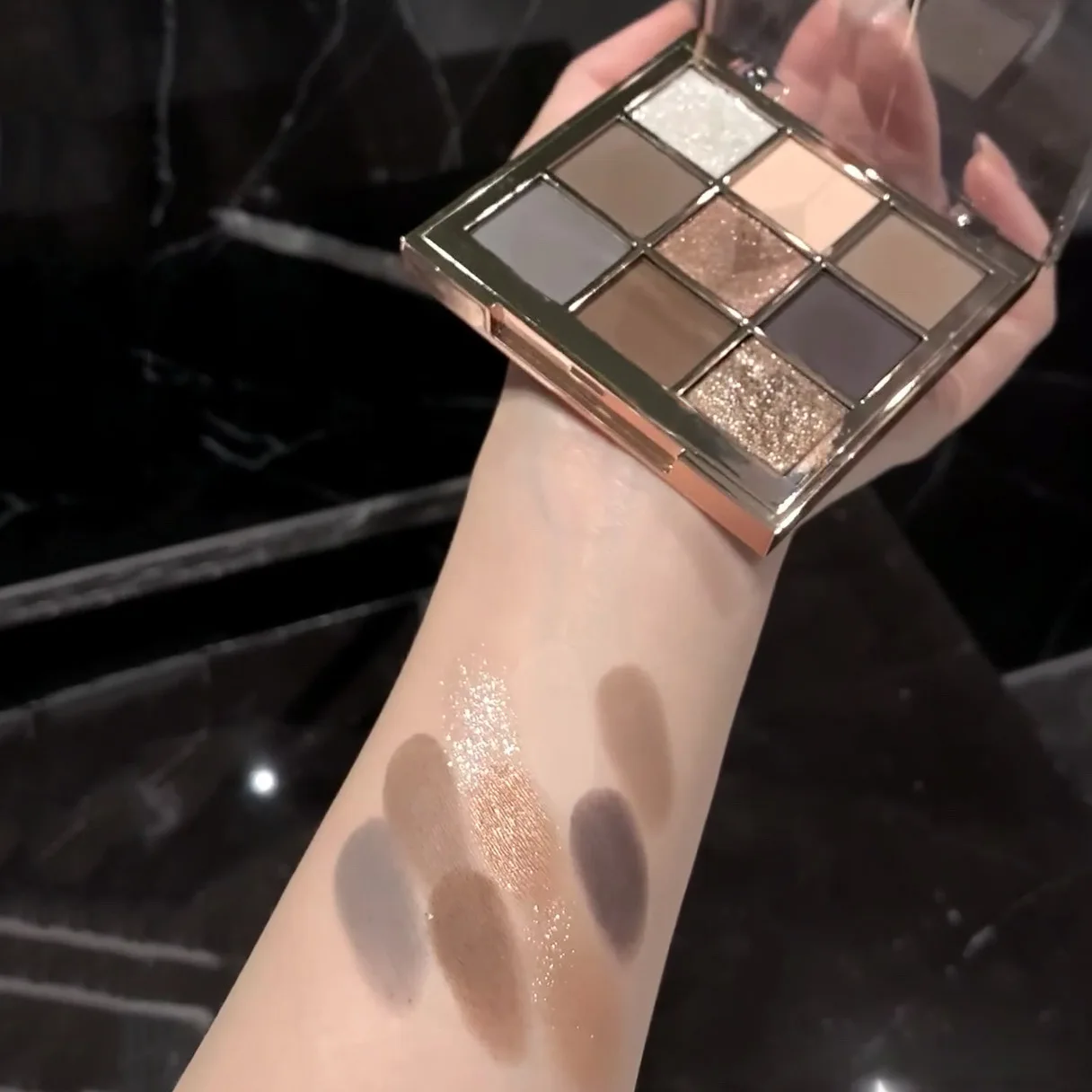 لوحة ظلال عيون من Flowerknoz Mocha Chocolate مكونة من 9 ألوان منخفضة التشبع بألوان أرضية غير لامعة لؤلؤية لامعة مكياج Huda Beauty