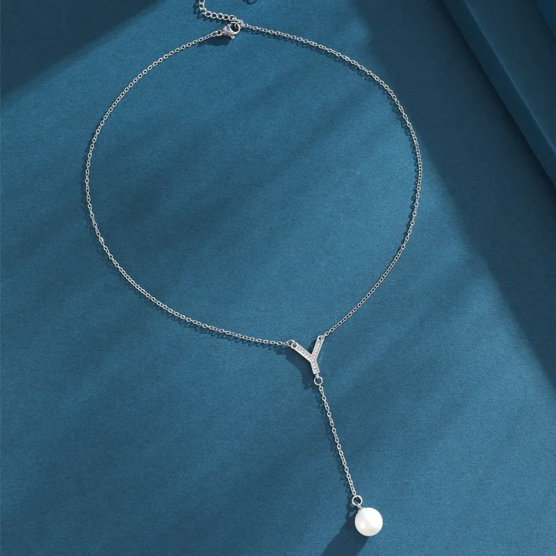 ファッショナブルなY字型パールネックレス、軽い高級感とニッチなデザインの女性用鎖骨チェーン