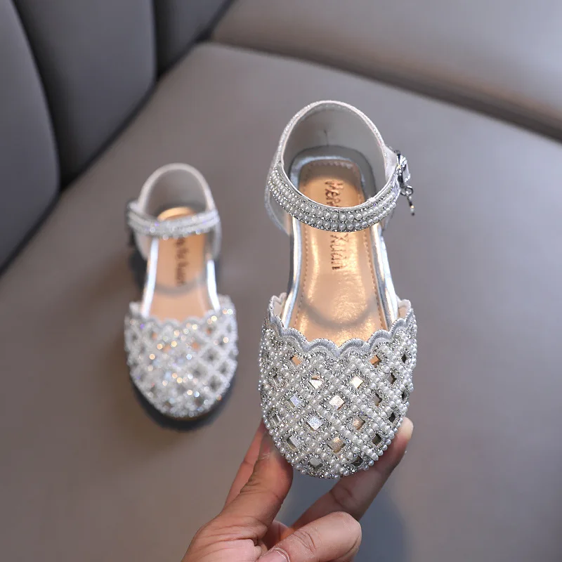 Nuove scarpe per ragazze sandali per bambini sandali per feste con strass principessa perla per bambini scava fuori le scarpe da spiaggia scarpe da