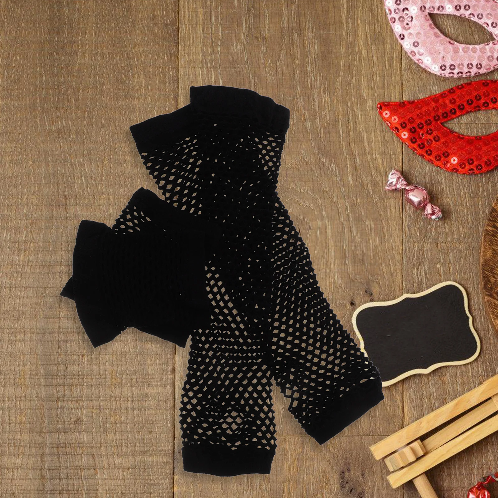 Рисунок 3 - 6 пар черных сетчатых перчаток без пальцев