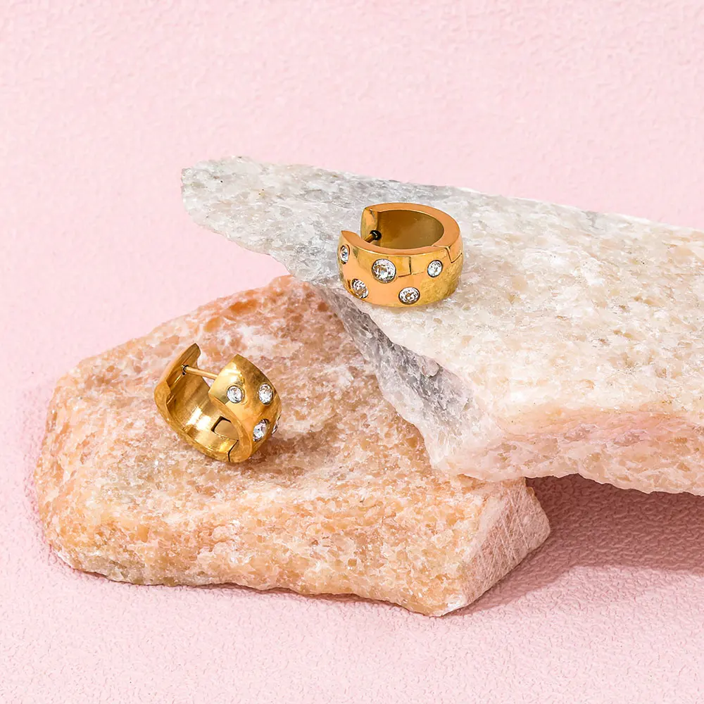 Joolim Jewelry جودة عالية PVD بالجملة مقاوم للماء مكتنزة موضة زركونيا تمهيد Huggie الفولاذ المقاوم للصدأ القرط للنساء