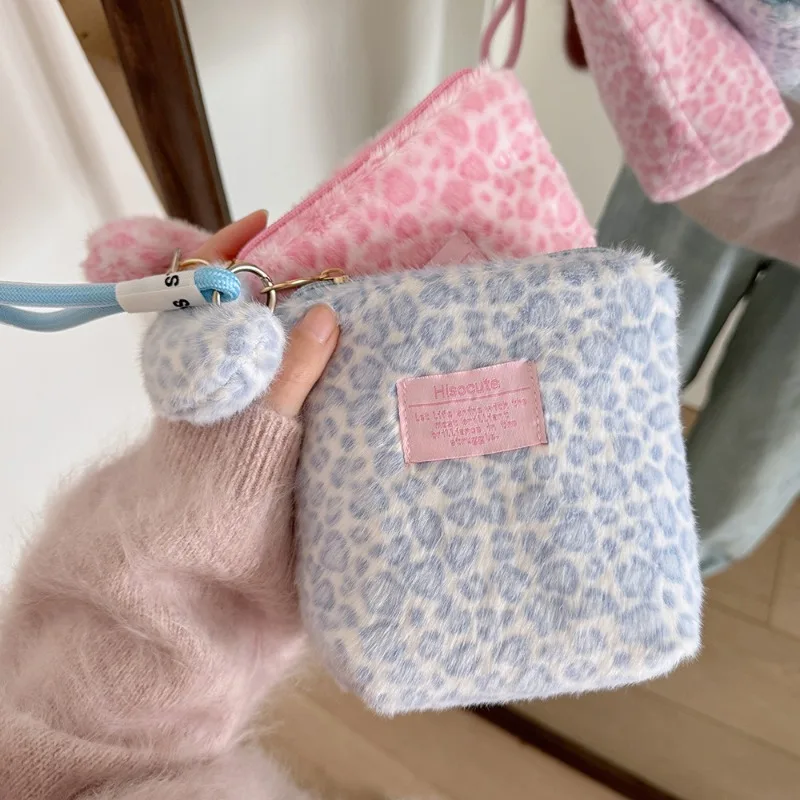 Vintage Plush Leopard‑Print Hand‑held Cosmetic Bag, Portable Skincare Storage Pouch, Small Student Toiletry Bag for Daily Travel