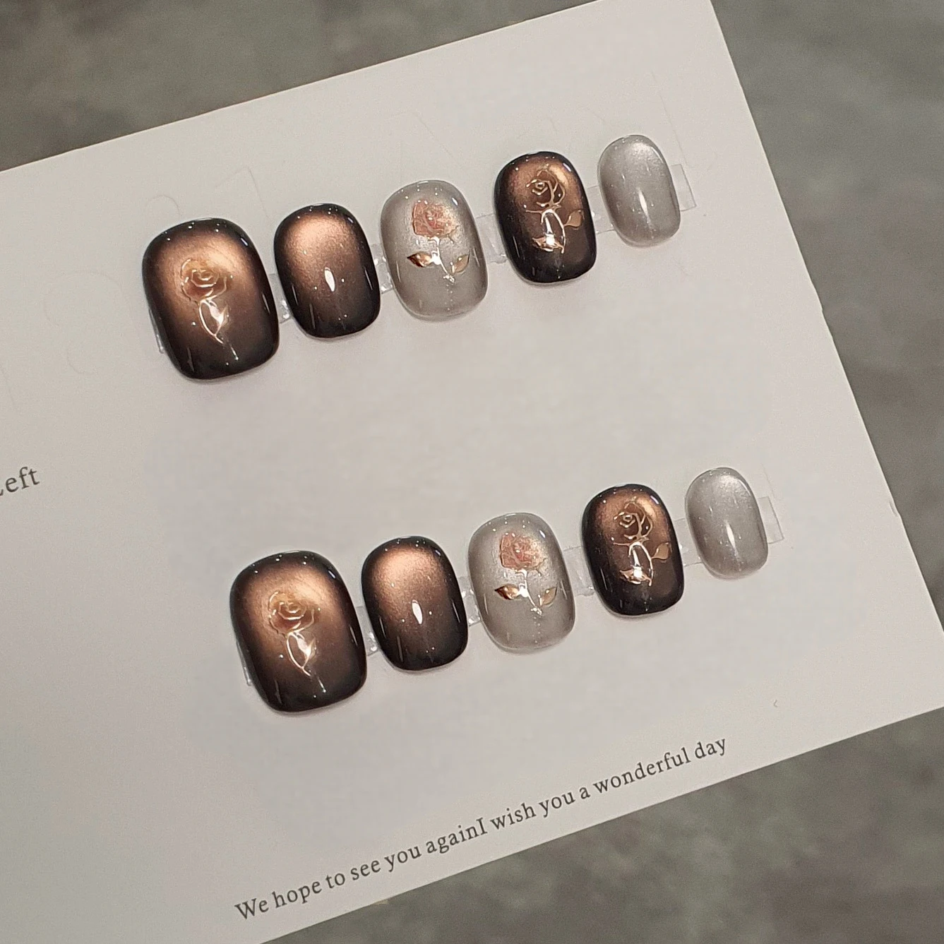 10 szt. Ręcznie Robione Krótkie Naklejki na Paznokcie Kawaii Wysokiej Jakości na Imprezę, Paznokcie Sztuczne do Naklejania z Efektem 3D, Złotym Chromem, Perłowym Błyskiem i Efektem Kociego Oka