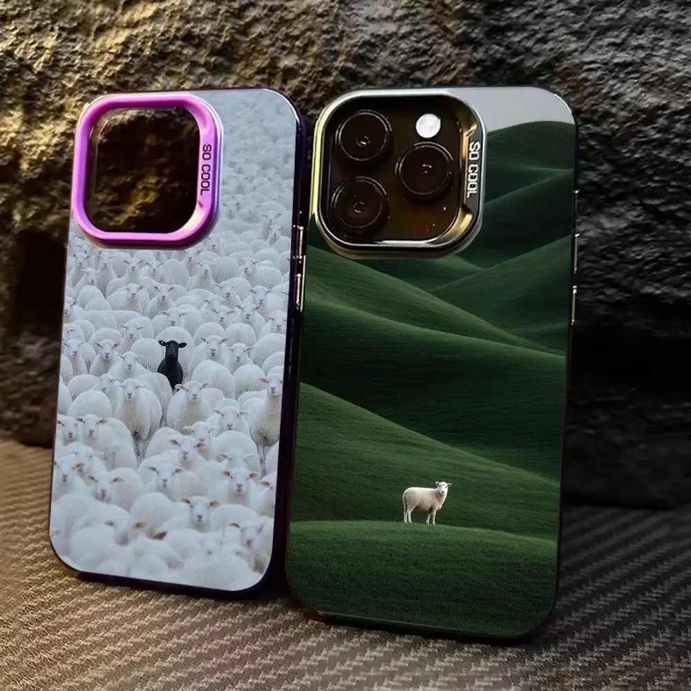 حافظة هاتف على الأغنام على المراعي لهاتف آيفون 17 16 15 14 13 12 11 Pro Max Plus غطاء أسود غير لامع فضي