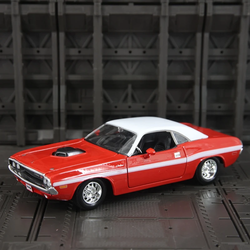 

Модель автомобиля Maisto 1:24, имитация Dodge Challenger R/T Coupe 1970 года, из сплава, с открывающимися дверями и капотом.