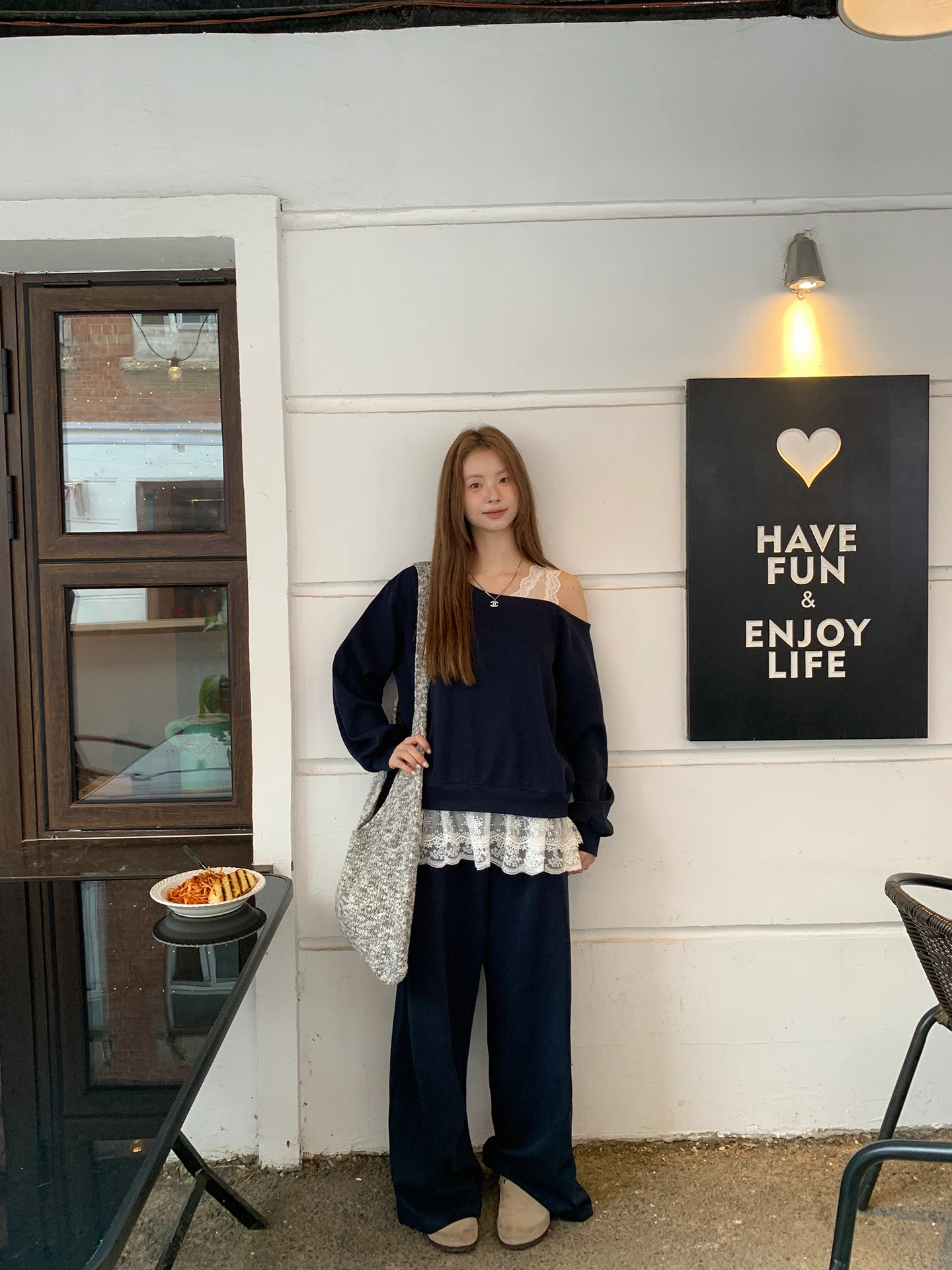 เสื้อสเวตเตอร์สีแดงแบบเซเลบริตี้ รุ่นใหม่สำหรับผู้หญิง ปี 2025 ต้นฤดูใบไม้ร่วง แต่งลูกไม้สไตล์อเมริกัน ดีไซน์ปลอมแบบสองชิ้น โชว์ไหล่