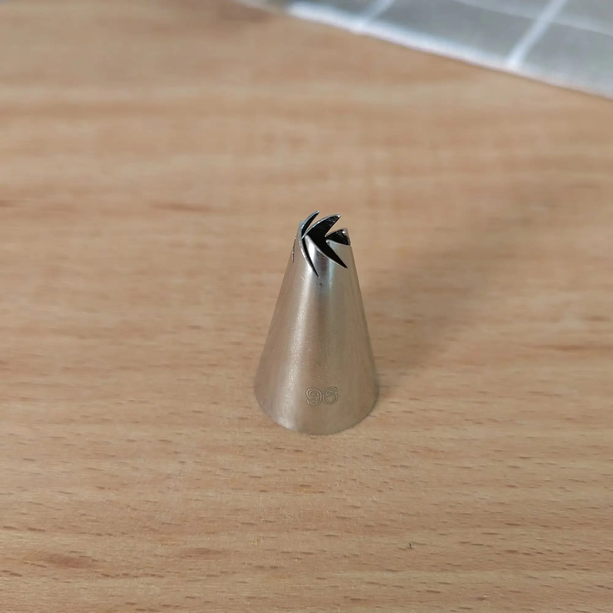 1Pcs Stainless Steel 18/8 Cake Decorating Special Twist Flower Icing Nozzle Pastry Drop Flower Piping Tips #96