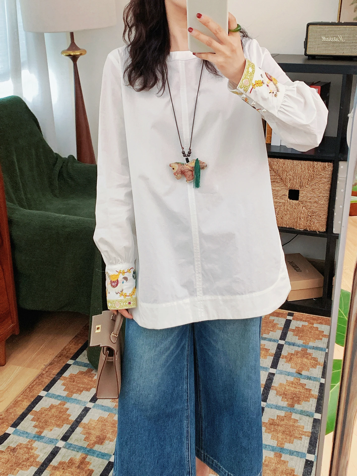 

Женская хлопковая рубашка свободного кроя с длинным рукавом, круглым вырезом, вышивкой, декоративными элементами на рукавах и подвесным украшением, эффект стройности