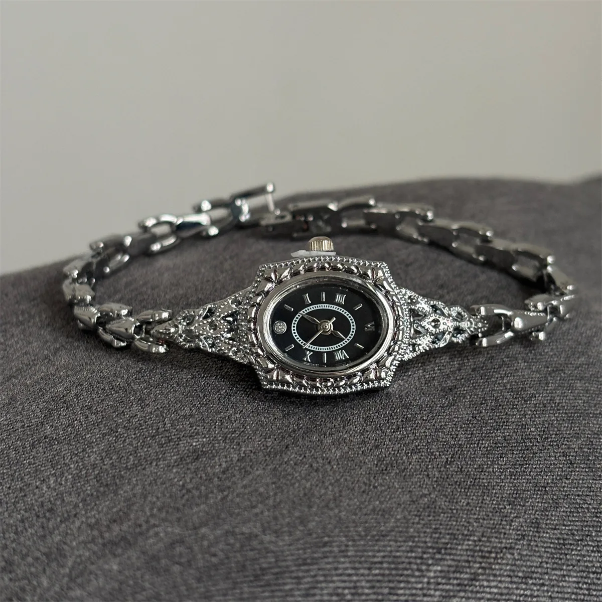 Vintage Niche Diamond Inlaid Retro Luxury Women Watch Exquisite Delicate Bracelet Style High Grade Quartz Wristwatch Clock Gift