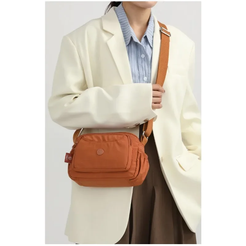 Leichte Nylon-Umhängetasche mit verstellbarem breitem Riemen, mehrschichtige Handtasche, Schultertasche, Messenger-Tasche für Damen im Alltag – Detail 23