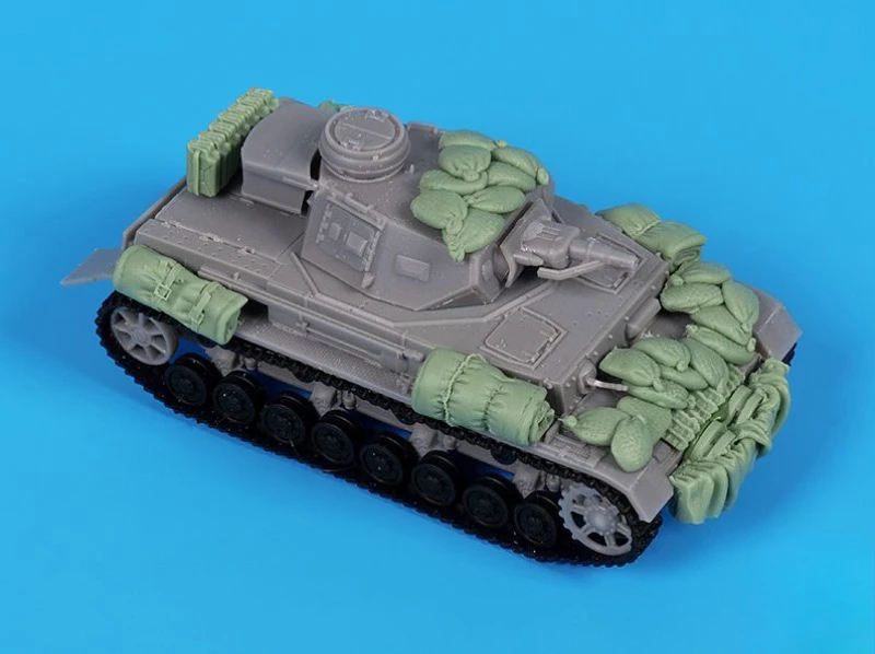

Модель из литой смолы в масштабе 1/72, собранный комплект, набор аксессуаров Pz.Kpfw IV (без танка), в разобранном виде и неокрашенной