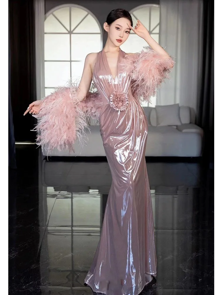 

Pink toasting morning gown Yang Zi's halter-neck host dress