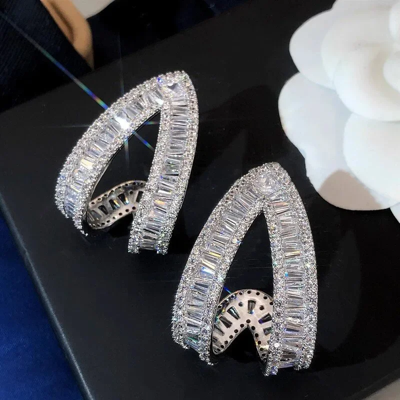 2026 New The Bride's Wedding Accessories Are Exquisite and Shiny, with Triangular Hollow Design Earrings That Are Elegant
