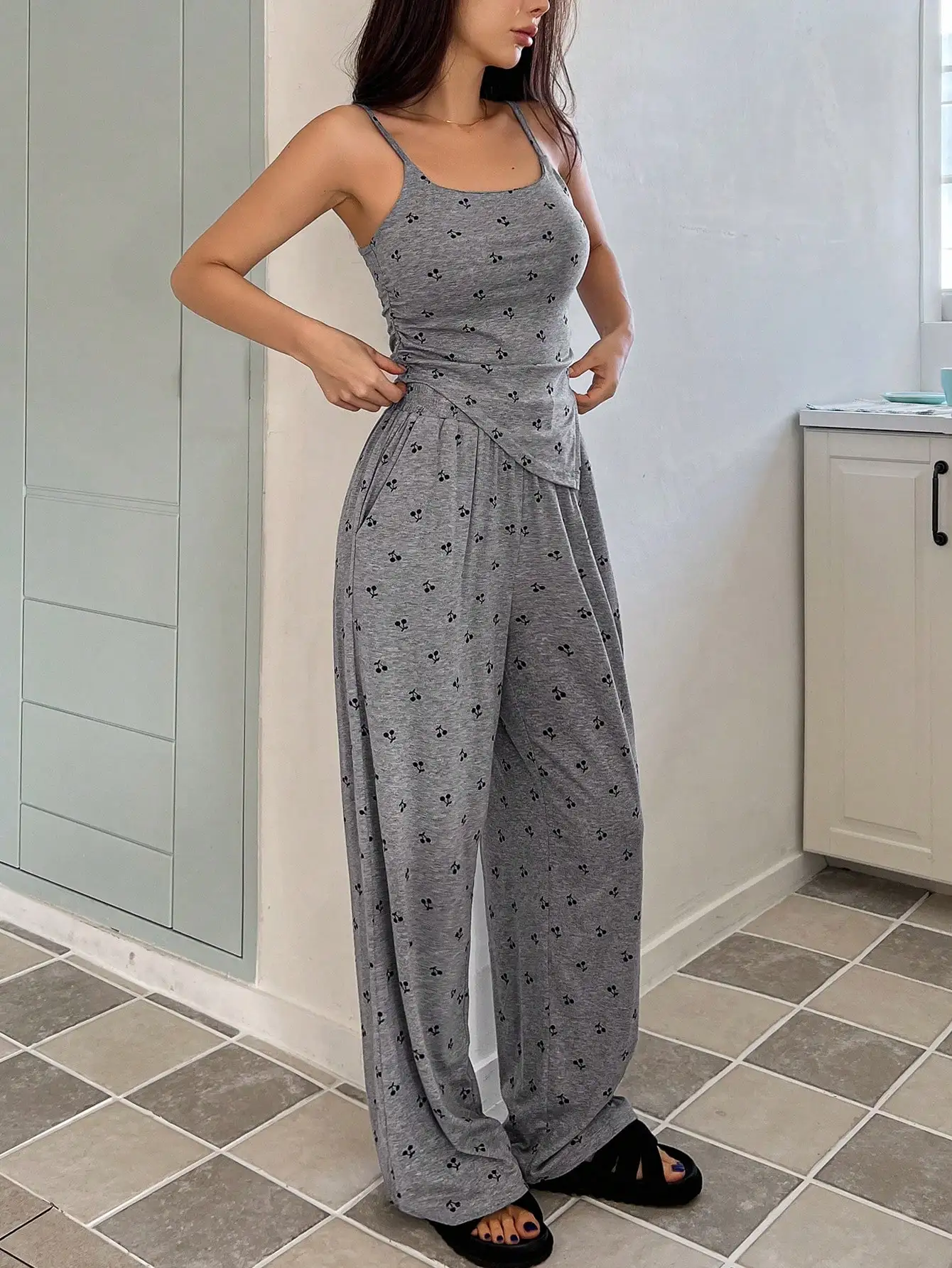 

Серый комбинезон с принтом вишни, асимметричным топом-накидкой и широкими брюками свободного кроя