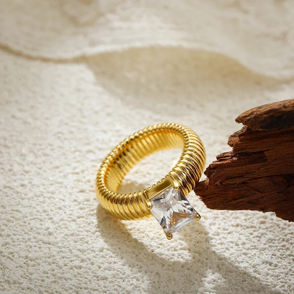 18K مطلية بالذهب مقاوم للماء متعدد الألوان كريستال مكتنزة مخطط الملمس خواتم حساسة لامعة مربع الزركون الأربعاء خاتم مجوهرات بسيطة