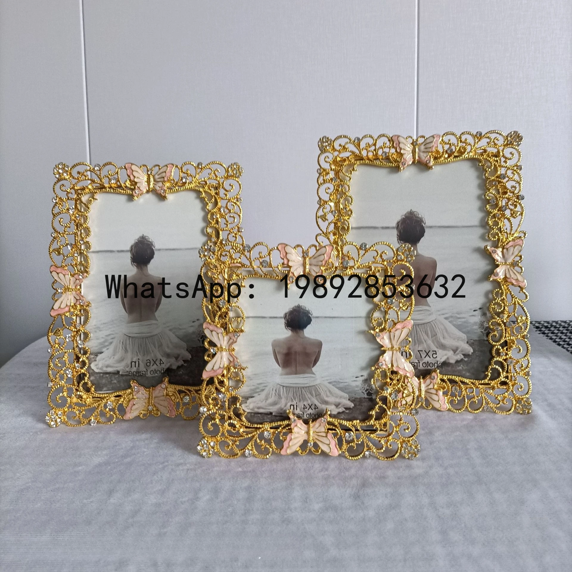 

Golden Hollowed-out Flowers Metal Photo Frame Butterfly Vine Photo Frame Picture Display Wedding Commemorative Wall Frames