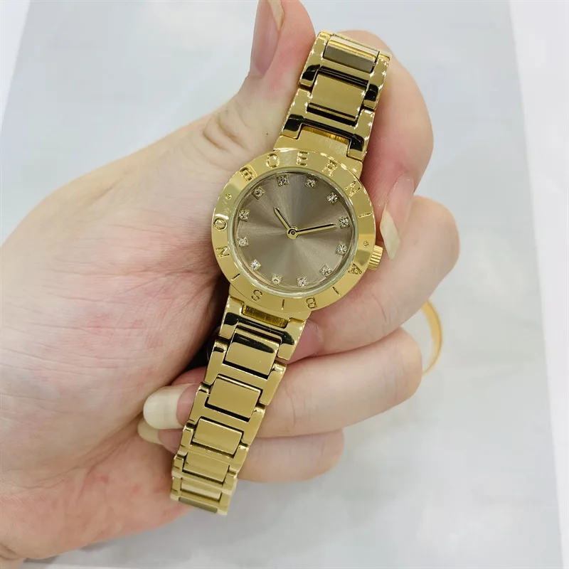 ساعة نسائية بقرص صغير، لون ذهبي رائع، ساعة نسائية ذات علامة تجارية، اختيار راقي من الساعات لهدايا نسائية.