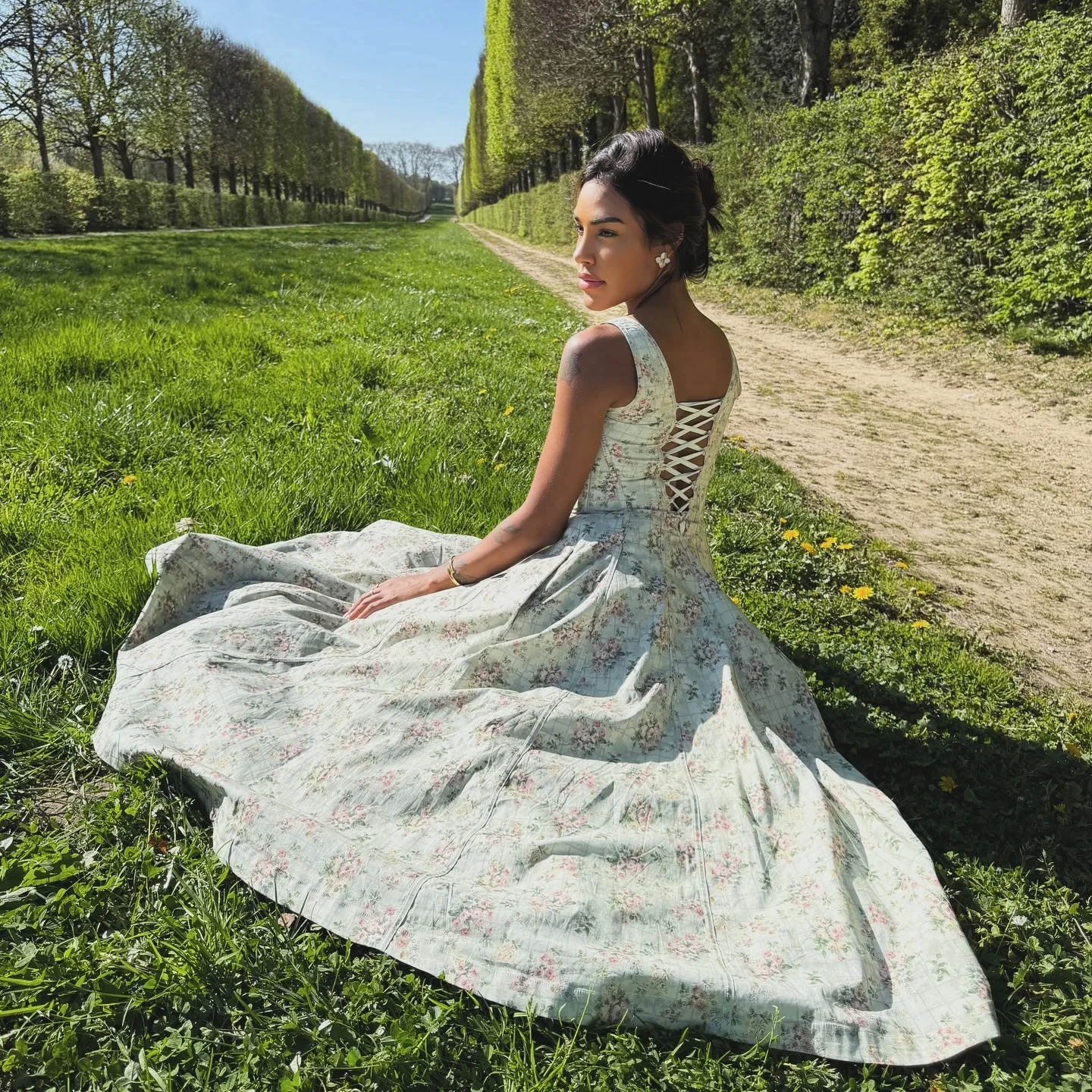 فستان Oligai صيفي أنيق ميدي 2025 وصل حديثًا فستان مطبوع عليه زهور فستان نسائي مثير مشد لعطلة عيد الميلاد