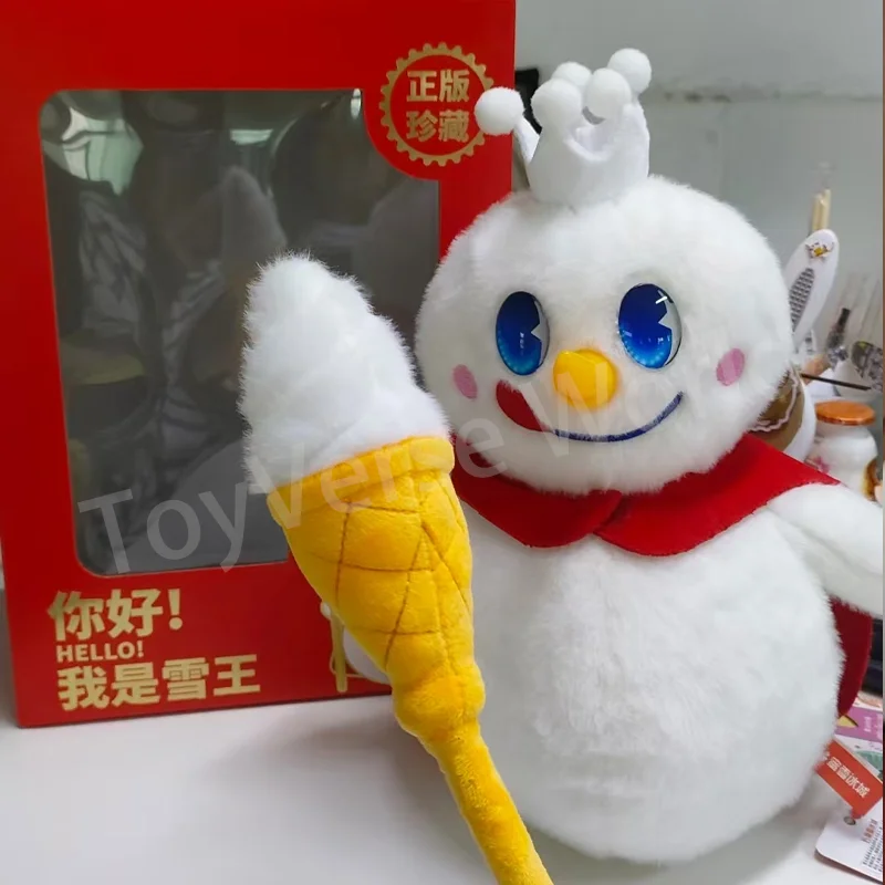 Peluche Originale Mixue Ice Cream & Tea King Snowie con Scettro 30cm, Simpatico Pupazzo Anime Imbottito, Giocattolo Morbido Kawaii, Regalo di Compleanno
