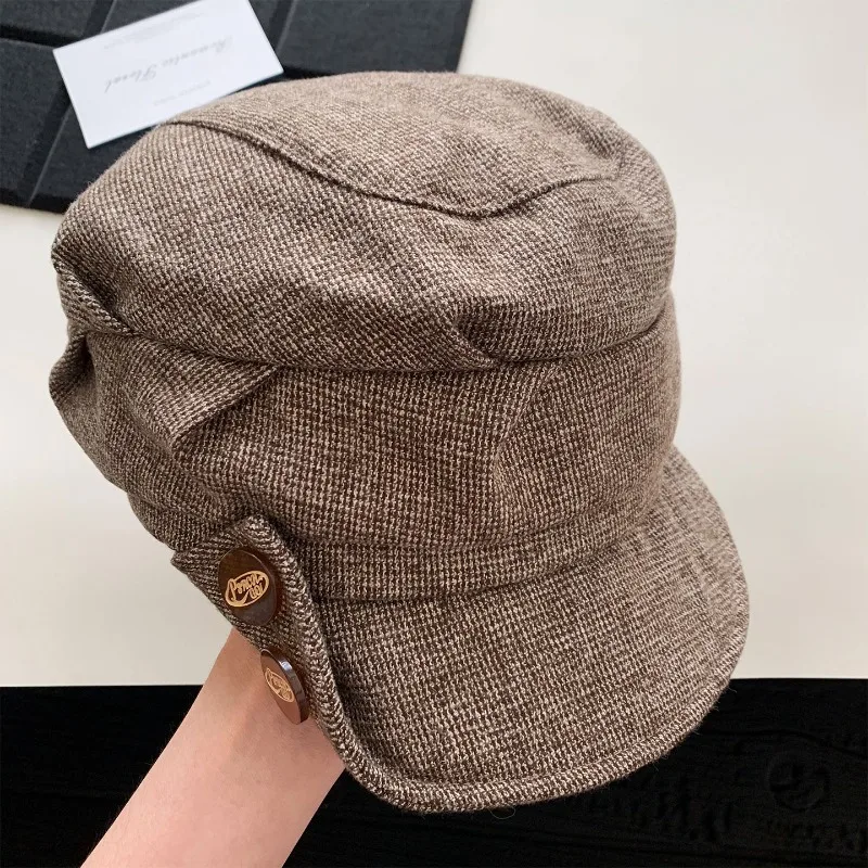 Japanische Retro-Reithut mit doppelten Knöpfen und plissiertem Klappendesign für Herbst und Winter, britische warme Newsboy-Mütze für Damen und Herren – Detail 4
