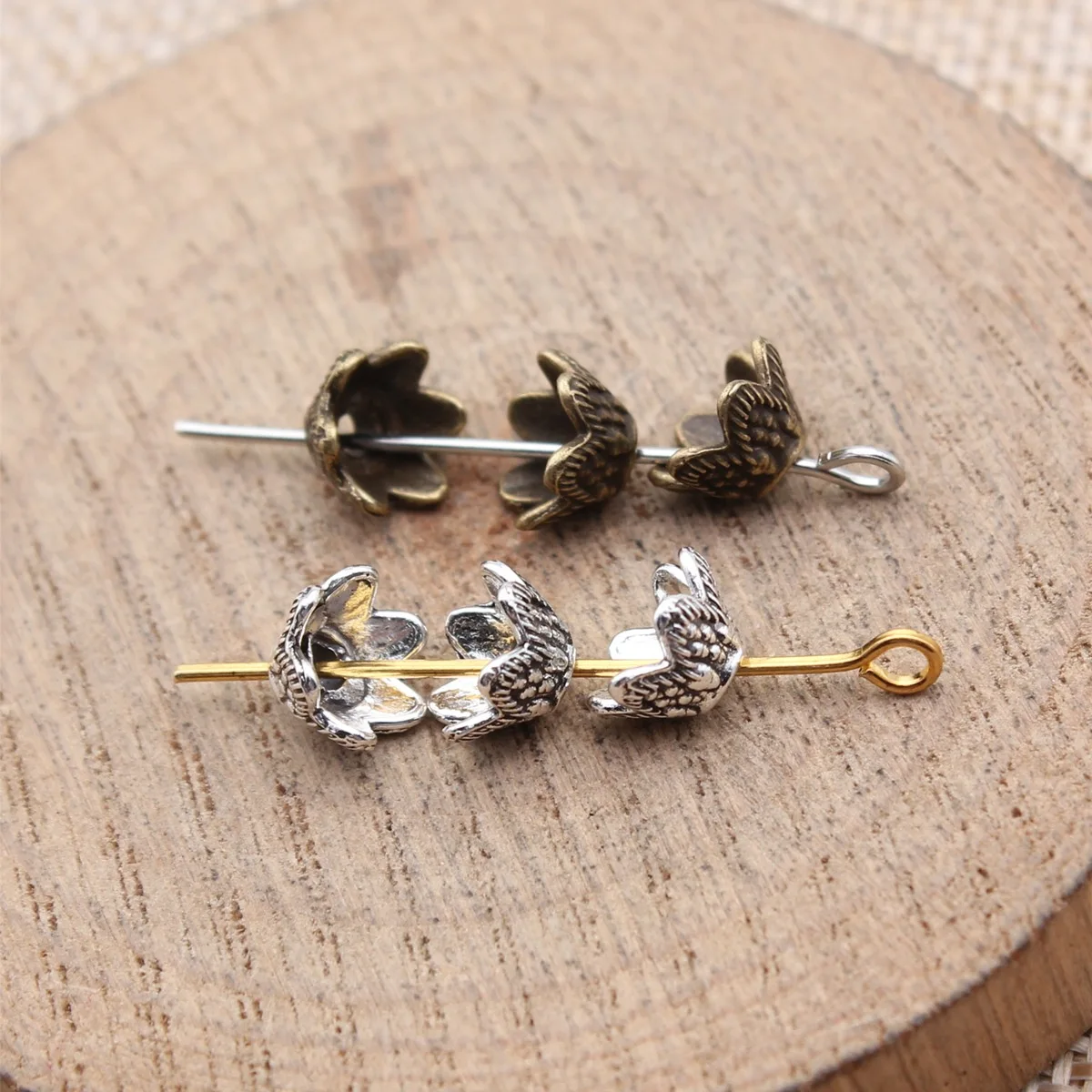 WYSIWYG 50 Stück 7,4 x 7,4 x 4,5 mm, 2 Farben, antike bronzefarbene Perlenkappen für die Herstellung von DIY-Schmuck