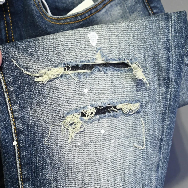 جينز رجالي جديد ربيعي 2025 رقعة ثقب كلاسيكية للتنحيف قدم صغيرة موضة الشارع سراويل جينز عصرية