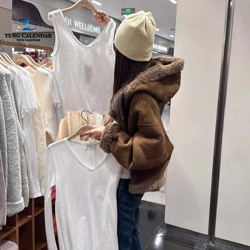 Popolare pelliccia sintetica in peluche di agnello con cappuccio color caffè, giacca corta e piccola in pelle scamosciata, nuovo modello invernale 2025 da donna