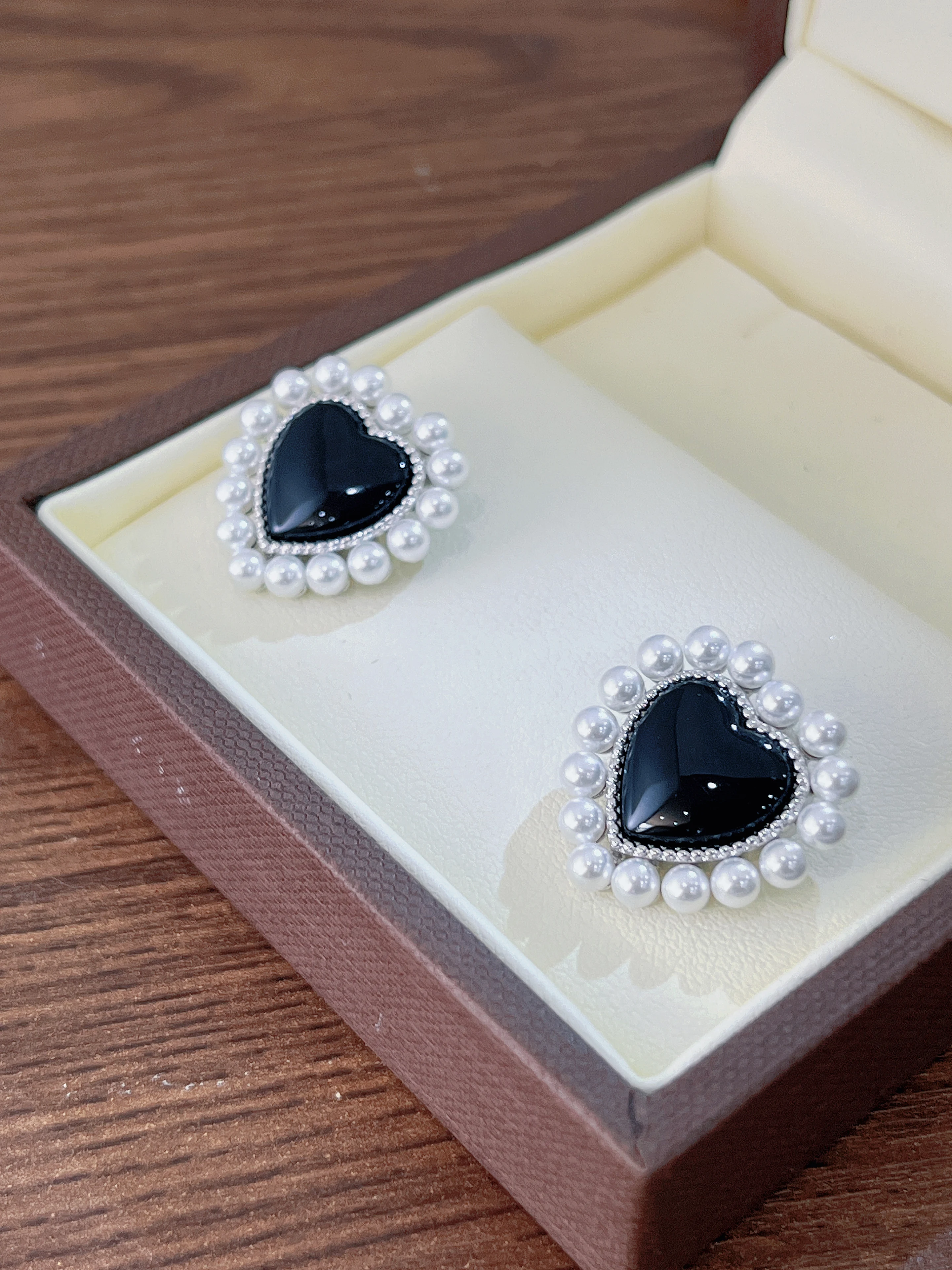 

Cross-border new design black agate stud earrings, niche design, high-end versatile jewelry, factory direct sales and wholesale.