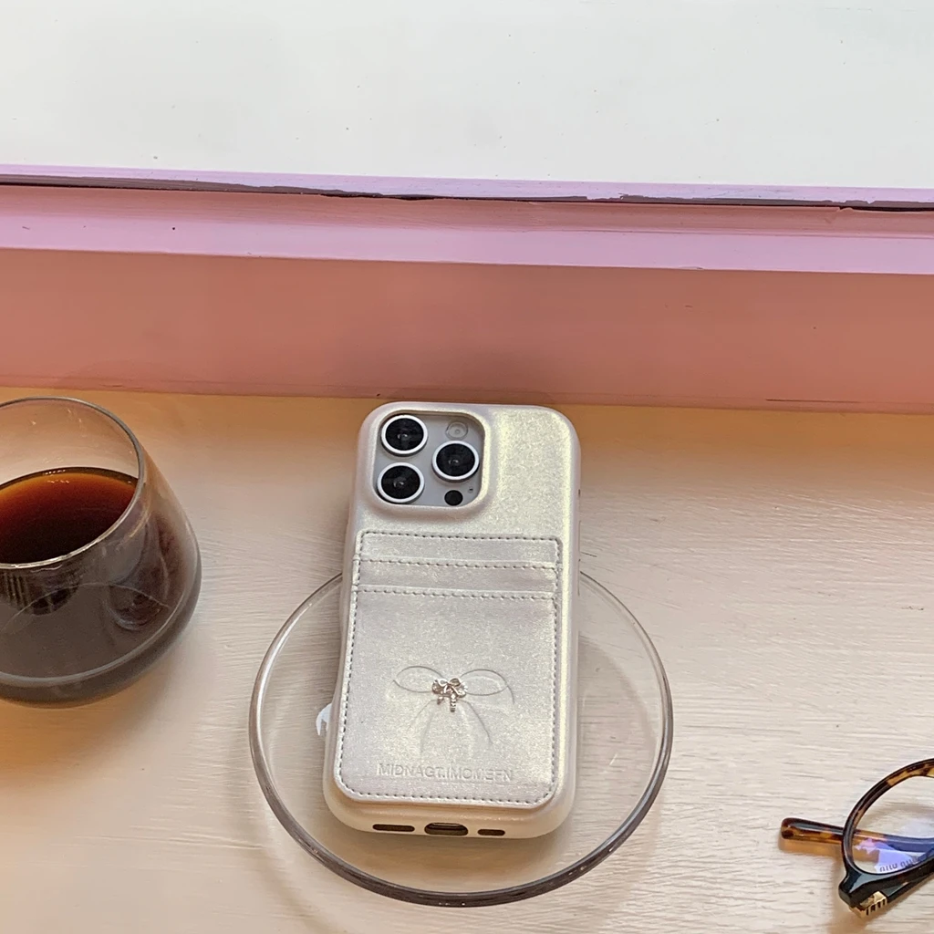 Fortschrittliche einfarbige Kartenhülle aus glänzendem Leder mit Schleife und Strasssteinen, stoßfeste Handyhülle für iPhone 17, 16, 15, 14, 13, Pro Max