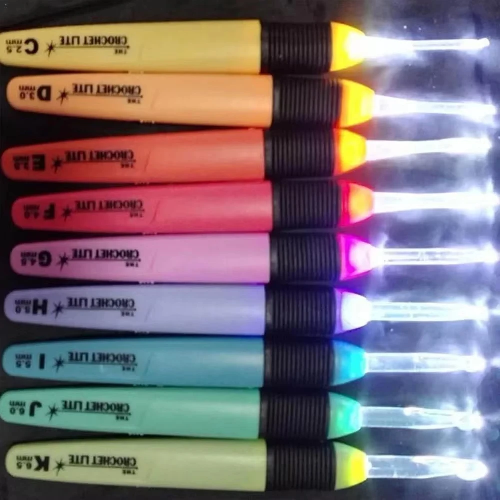 1pc 2.5mm-6.5mm LED Luminous Crochet Hook Plastic Handle Night Vision Crochet Hook Creative Knitting Tool for Glow in the Dark