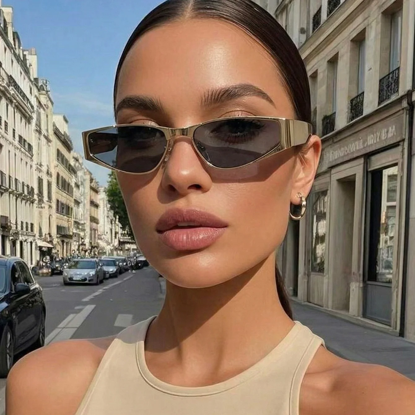 Neu erschienene, stilvolle Sonnenbrillen mit schmalem Metallrahmen für modische Street-Fotografie und Alltagsoutfits.