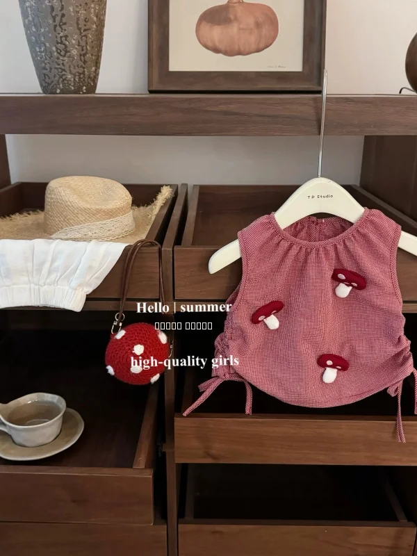 

Милый мультяшный комплект из двух предметов для девочки: жилетка в клетку и шорты, лето 2025, новая модная коллекция, круглый вырез, не сковывает движений