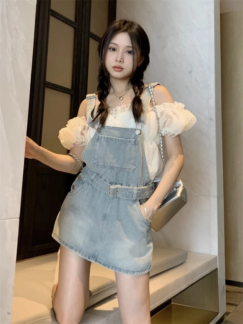 Sweet and spicy wind strap denim half-body skirt female summer new high-waisted thin light blue A-line package hip short skirt