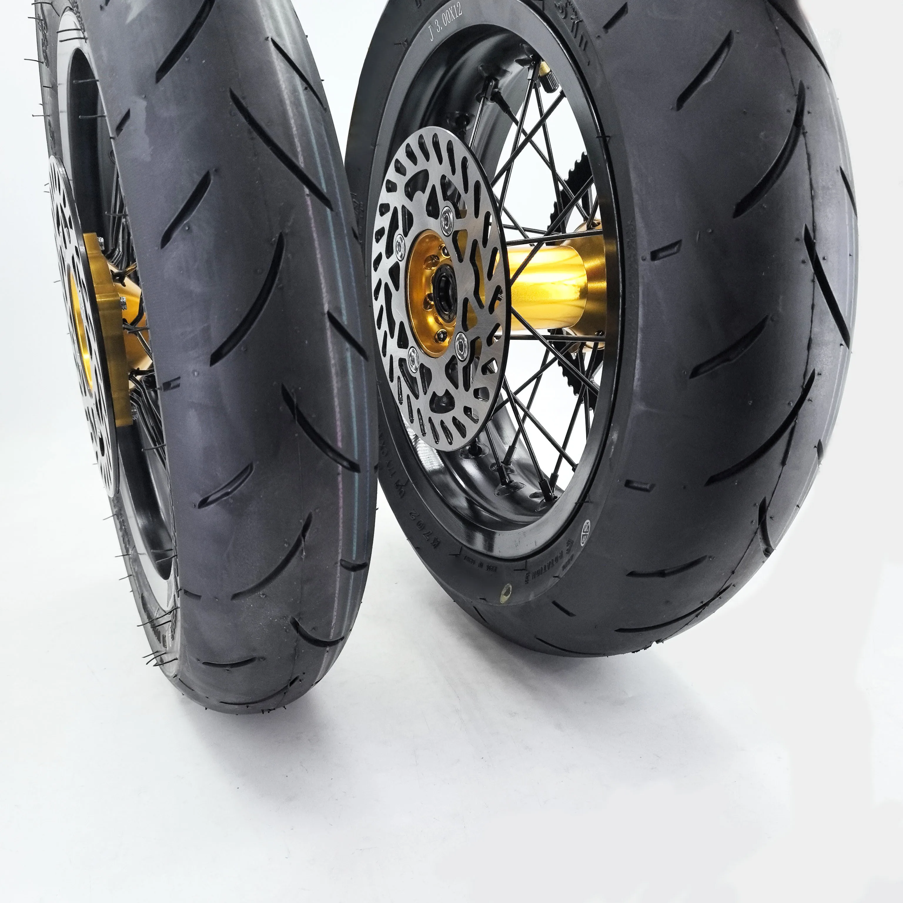 

3.00-12-inch rear wheels 120/70-12 CNC aluminum wheel 12-inch super motor wheels 2.50-12 front rims with 90/90-12 road tires