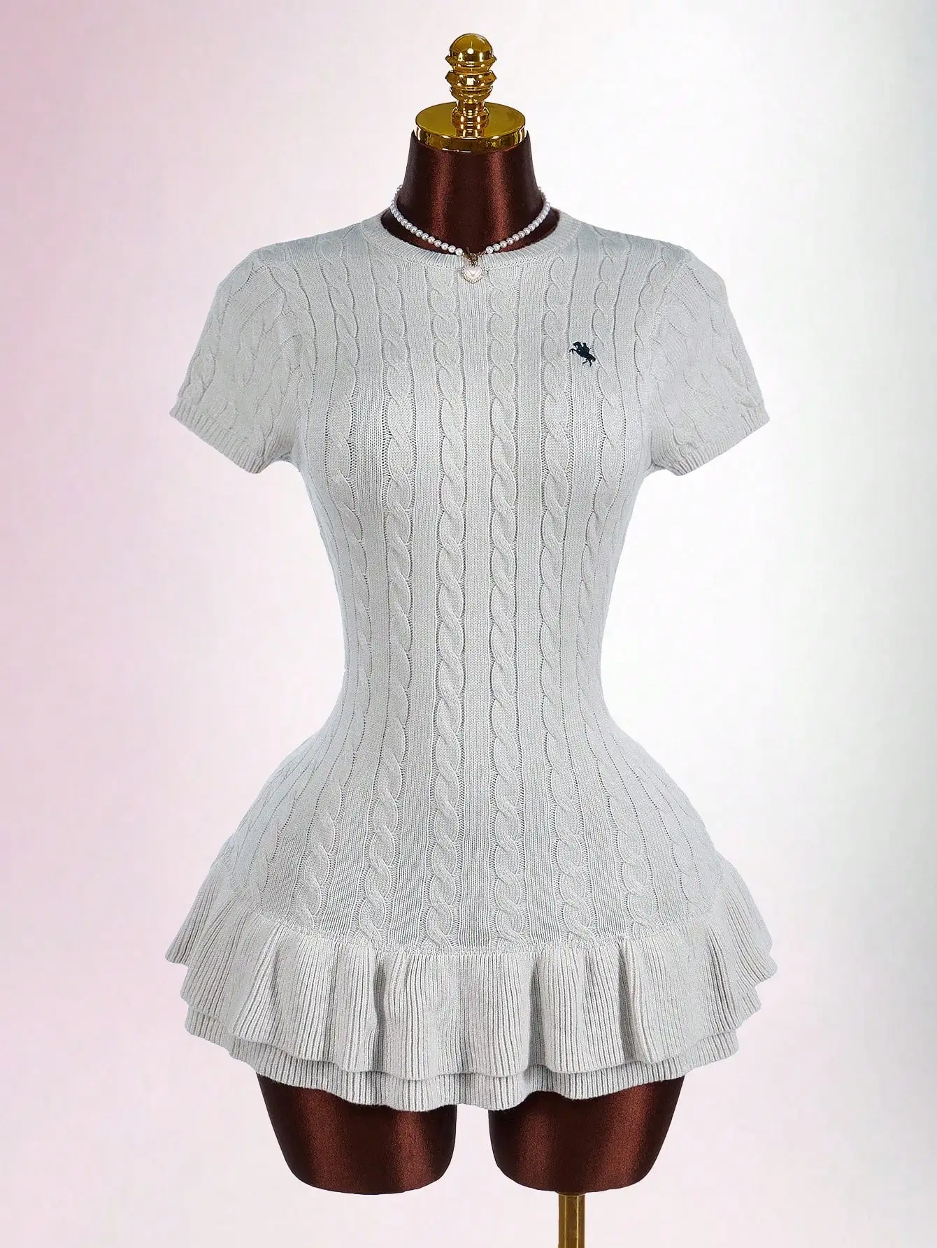 

Женское платье с коротким рукавом, вязаное косами, с оборками по низу и вышивкой в виде рыцарей