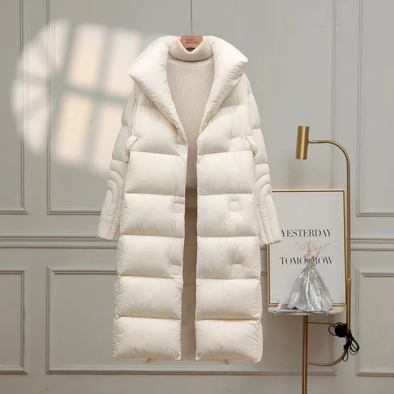 เสื้อแจ็คเก็ตขนเป็ดสีขาวรุ่นใหม่ปี 2025 สำหรับฤดูหนาว เสื้อโค้ทขนเป็ดแบบหนาสไตล์เกาหลี ทรงหลวม แฟชั่น เสื้อพาร์ก้าขนเป็ดยาวสำหรับผู้หญิง