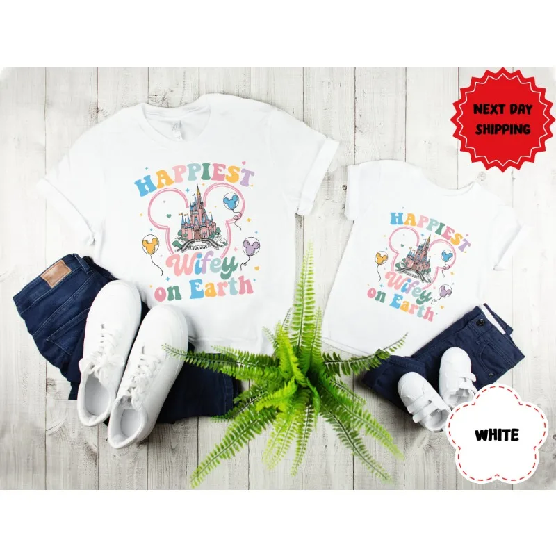 Camisa más feliz de Disney Wifey on Earth, camisa de despedida de soltera de Disney, camisa de parejas de Disney, camiseta de Mr y Mrs Disney, camiseta de luna de miel