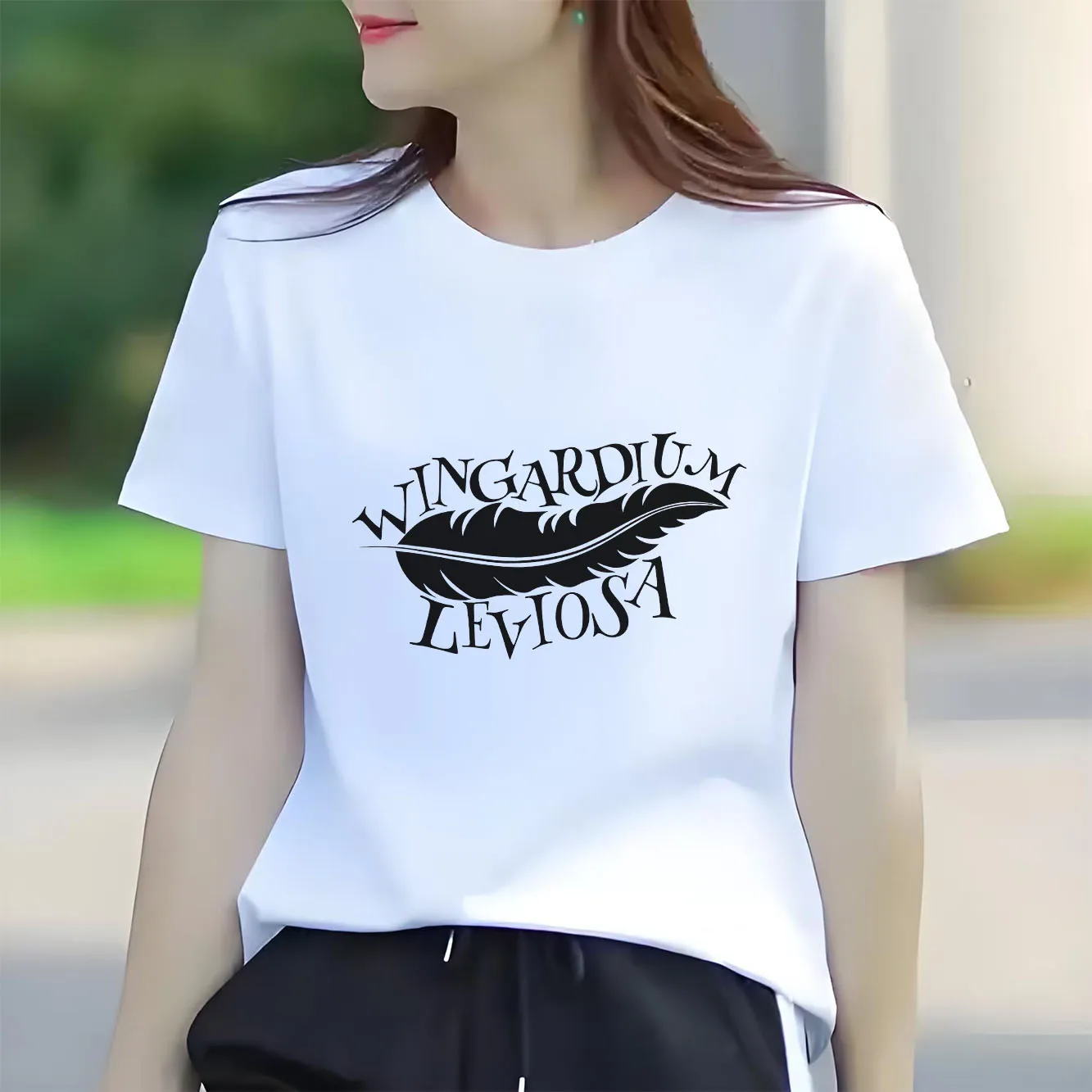 Modna koszulka damska z krótkim rękawem, z nadrukiem piór, uniwersalna, codzienna, odpowiednia na każdą porę roku.