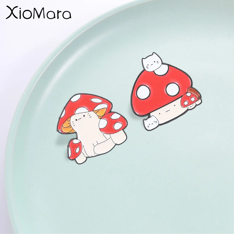 Niedlicher Roter Pilz und Katze Emaille-Anstecker, Lustiges Cartoon-Pilz-Design Abzeichen, Modisches Accessoire, Geschenk für Freunde