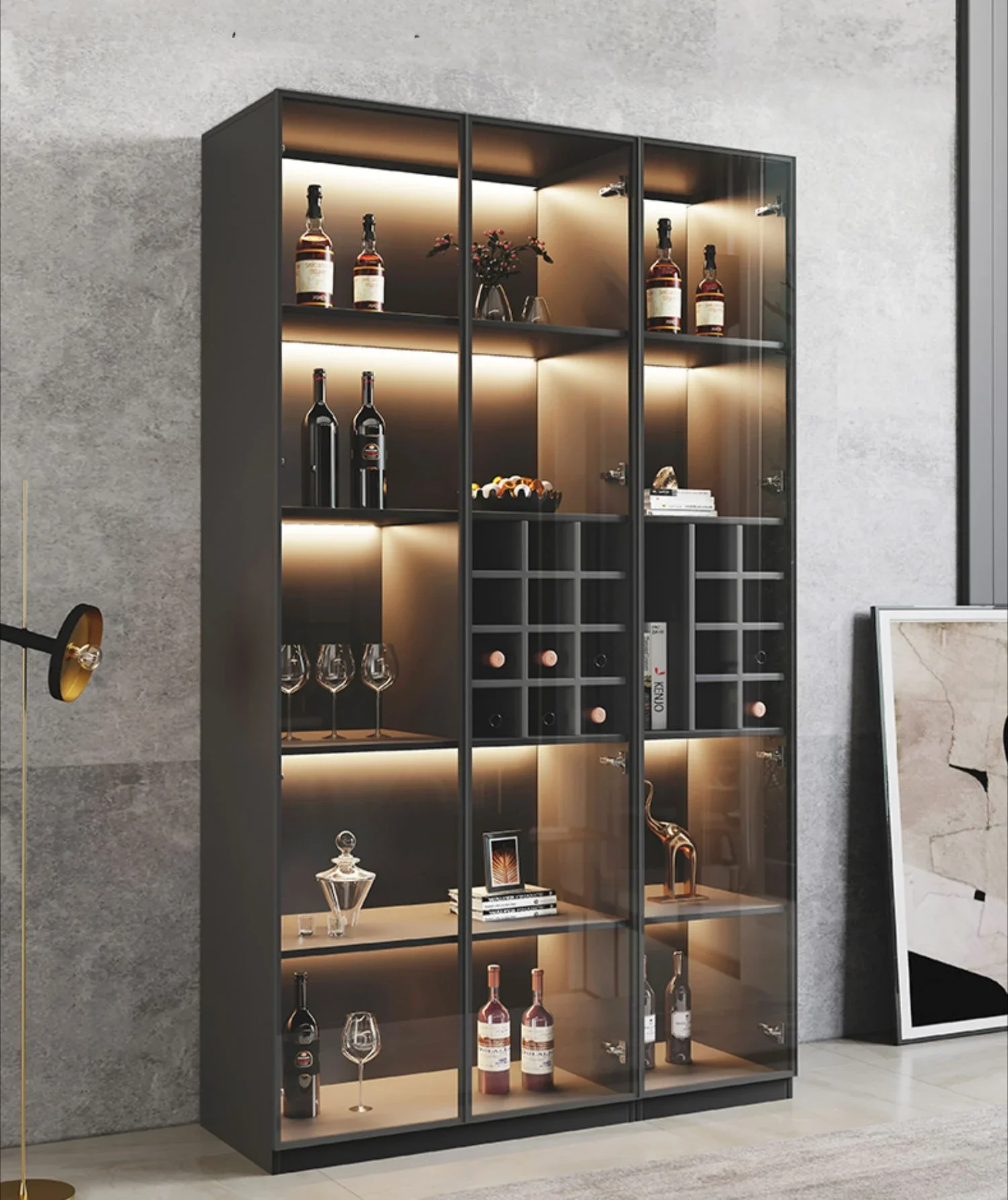 

Стеклянная гостиная у стены Современный простой дисплей Небольшой шкафчик из массива дерева