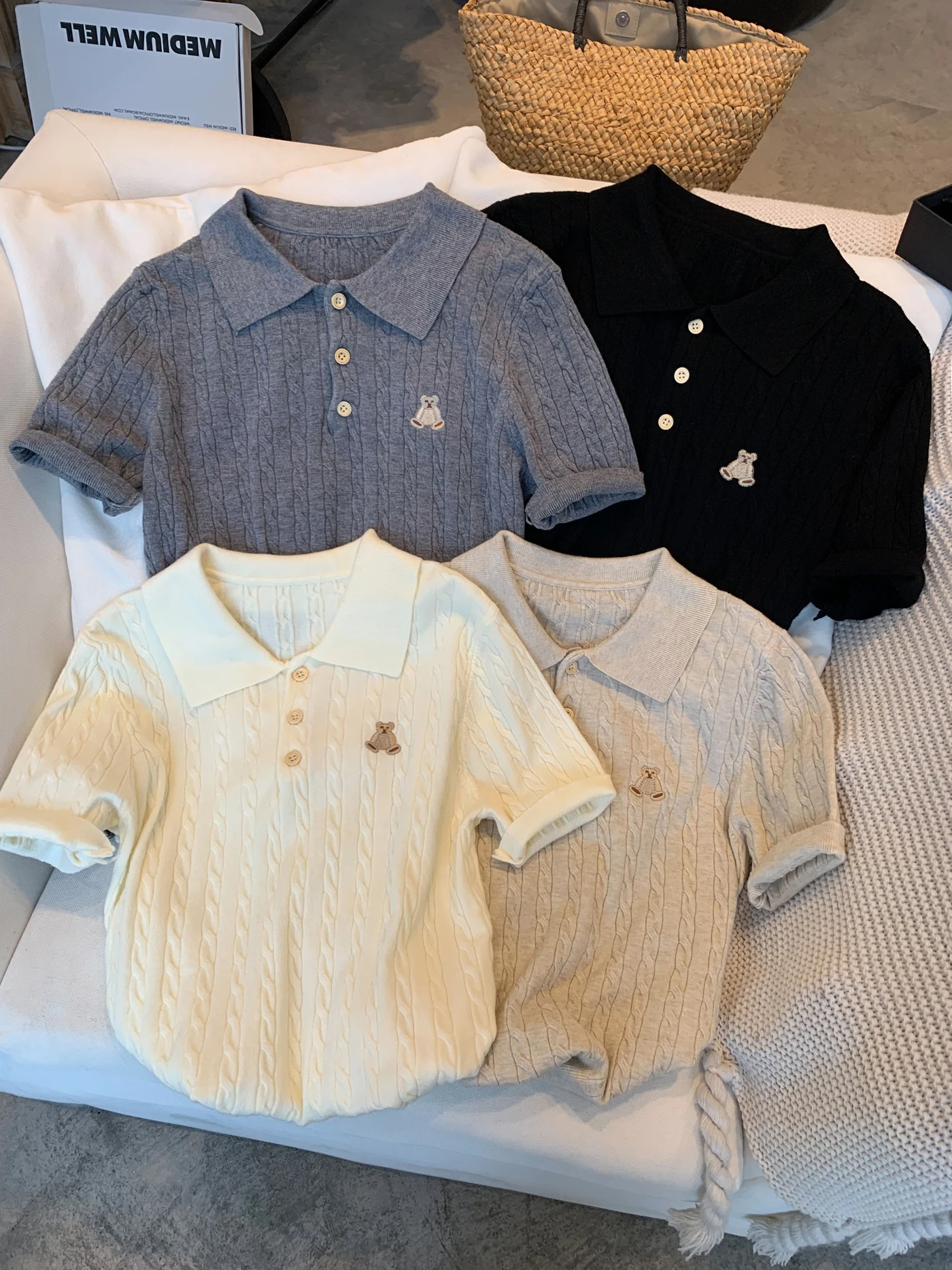 

Весенняя модная вязаная футболка с коротким рукавом и перекрученным воротником, женский премиум-топ в корейском стиле, легкий, приталенный, с вышивкой