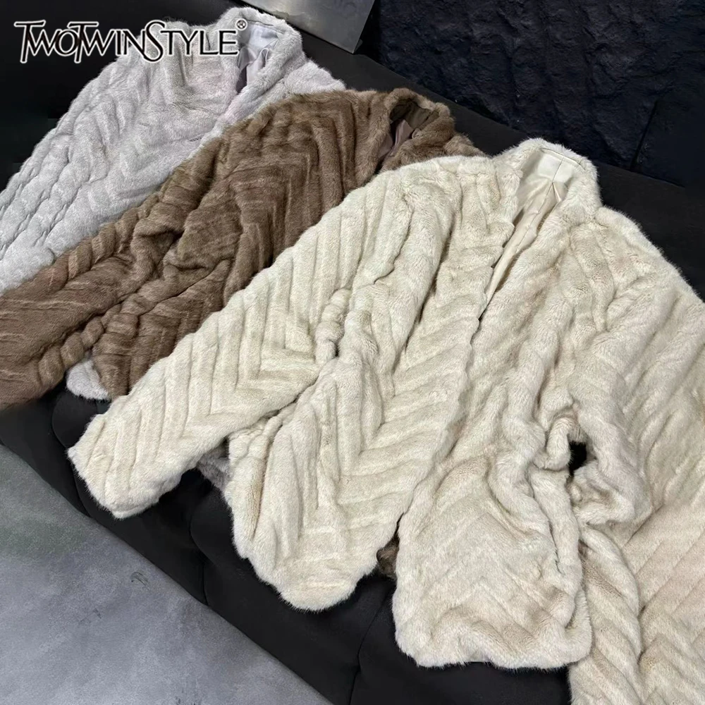 TWOTWINSTYLE 솔리드 루즈한 기질 따뜻한 재킷 여성용 브이넥 긴팔 겨울 캐주얼 재킷 여성 패션 신상 KJA553415