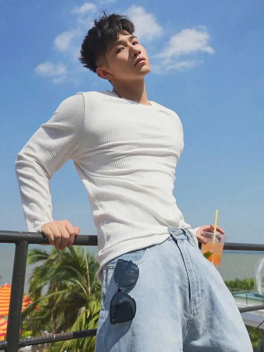 

Мужская однотонная трикотажная футболка с длинным рукавом в рубчик - легкий повседневный топ